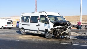 Aksaray'da otomobil ile minibüs çarpıştı: 1 ölü, 6 yaralı