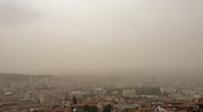 Ankara'da etkili olan kum fırtınası günlük yaşamı etkiliyor