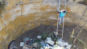 Ankara'da kuyuya düşen köpekleri belediye ekipleri kurtardı 