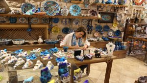 Asırlık çini desenlerini, tekstil ürünlerine işliyor