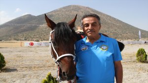 Atlı dayanıklılık yarışmalarının "63'lük delikanlısı" gençlere taş çıkartıyor