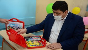 Başkan Oğuz, birinci sınıf öğrencileri için sıralarına kırtasiye seti bıraktı