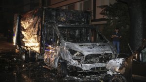 Başkentte park halinde yanan kamyonet kullanılamaz hale geldi