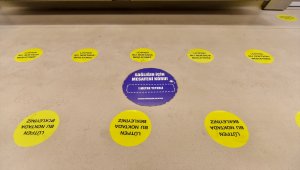 Başkentte toplu taşıma araçlarının zeminlerine sosyal mesafe için yapıştırma uygulaması başladı