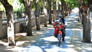 Bayrak ve çiçeklerle süslediği "yol arkadaşı"nın 30 yıldır pedalını çeviriyor