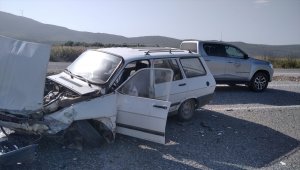 Beyşehir'de otomobil, kargo aracına çarptı: 1 yaralı