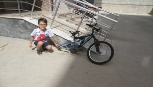 Bisikletinin arka tekeri çalınan Kadirhan Yılmaz, tekerin bulunmasıyla yeniden pedal çevirebilecek