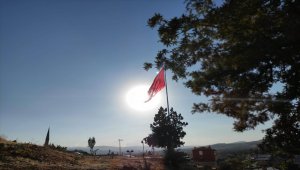 Bozkır Yelbeği Mahallesinde dev Türk bayrağı dikkat çekiyor