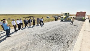 Çatalhöyük ve Boncukluhöyük'ü buluşturan yolda asfalt çalışması
