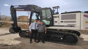 Çevre ve Şehircilik Bakanlığı, Pınarbaşı Belediyesine ekskavatör hibe etti