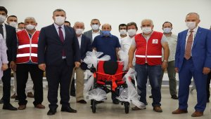 Çubuk Belediye Meclisi üyelerinden akülü sandalye bağışı