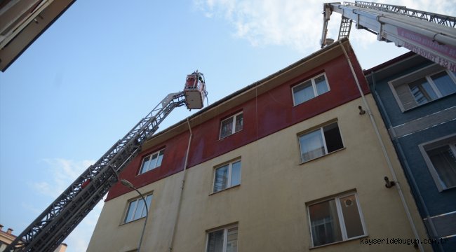 Eskişehir'de bir apartmanın çatısında çıkan yangın söndürüldü