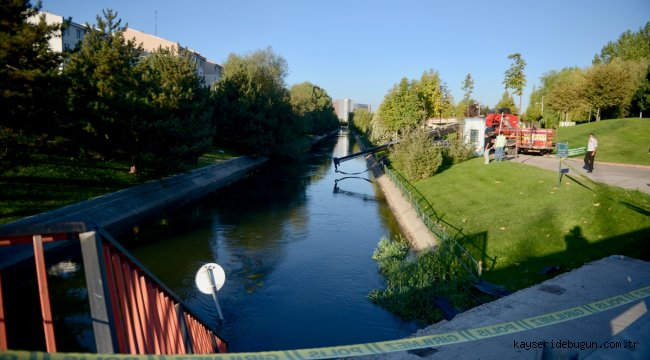 Eskişehir'de sulama kanalına devrilen otomobildeki 2 kişi kurtarıldı