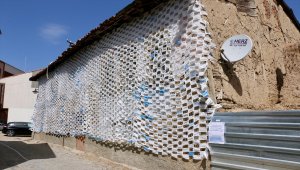 Evin duvarını boydan boya cerrahi maskelerle kapladı