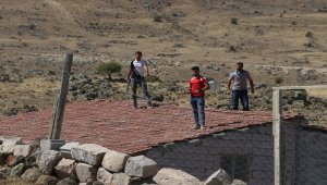 Hazine arazisindeki evin yıkımını engellemek için silahla çatıya çıkan aileyi polis ikna etti