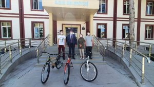 Ilgın'da kompozisyon yarışmasında dereceye girenlere hediyeleri verildi