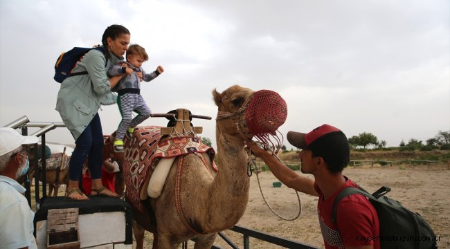Kapadokya'nın masalsı manzarasını deve safari ile keşfediyorlar