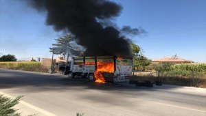 Karaman'da plastik kasa yüklü kamyonetin kasası alev aldı