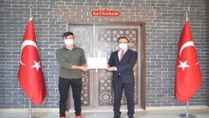 Kaymakamın maske sınavından geçen gençlere teşekkür belgesi