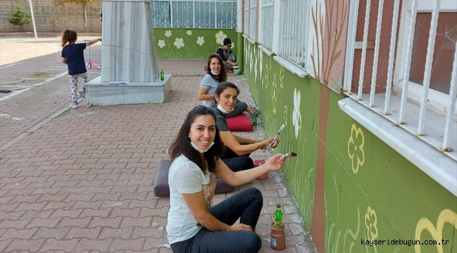 Kayseri'de fedakar öğretmenler okulun duvarlarını boyadı 
