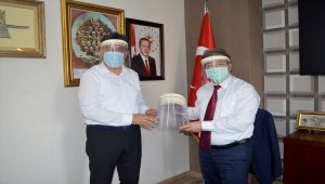 Kayseri'de gönüllü gençler sağlık çalışanları için siperlik üretti