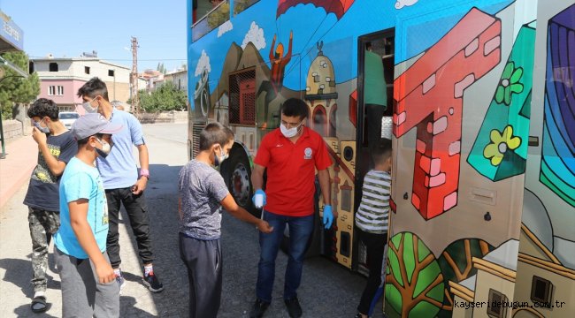 Kayseri'de tarlada çalışan çocuklara üstü açık tur otobüsü gezisi