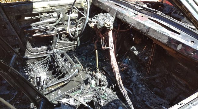 Kırıkkale'de park halindeki otomobil yandı