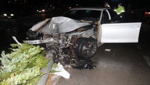 Konya'da aydınlatma direğine çarpan otomobil yandı