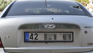 Konya'da otomobilde silahlı saldırıya uğrayan iki kişi ağır yaralandı