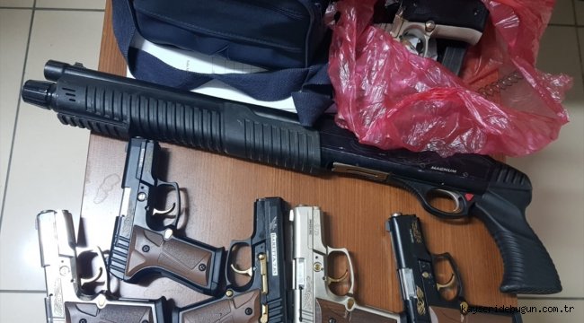 Konya'da otomobilde yapılan aramada 6 tabanca ve pompalı tüfek bulundu