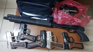 Konya'da otomobilde yapılan aramada 6 tabanca ve pompalı tüfek bulundu