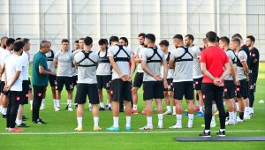 Konyaspor'un yeni teknik direktörü İsmail Kartal, takımıyla ilk antrenmanına çıktı