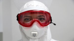 Kovid-19 ile mücadelenin "beyaz melekleri" hastalara moral veriyor 