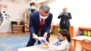 Mamak Belediyesi ilk ders gününde öğrencilere Ankara simidi dağıttı