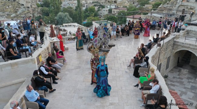 Moda tasarımcıları yeni kreasyonlarını Kapadokya'da tanıttı