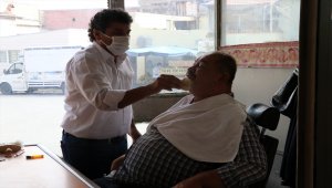 Muhtar ile berberin dayanışması mahalle sakinlerinin yüzünü güldürüyor 