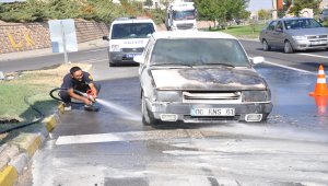 Nevşehir'de kırmızı ışıkta duran otomobil alev aldı

