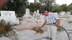 Oğlunun mezarını çiçeklerle donattı