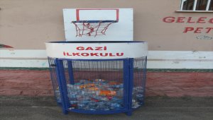 Öğrenciler pet şişeleri geri dönüşüm potasına smaçlıyor