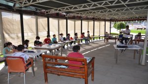 Öğrencileri ile parkta kulüp etkinlikleri düzenliyor