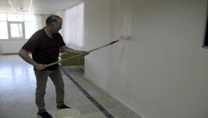 Okul müdürü ve yardımcıları öğrenciler için kolları sıvadı