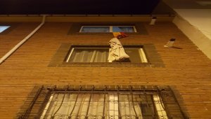 Pencereden inmek için çarşaf sarkıtıp düşen kadını polis ve bekçiler kurtardı