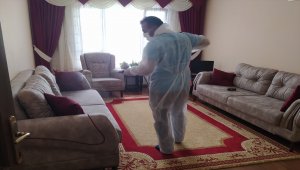 Pursaklar'da Kovid-19 testi pozitif çıkan kişilerin ev ve apartmanları dezenfekte ediliyor