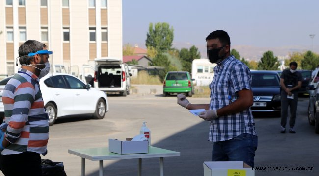 Sivas'ta Kovid-19 hastaları ambulanslarla sınava getirildi 