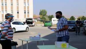 Sivas'ta Kovid-19 hastaları ambulanslarla sınava getirildi 