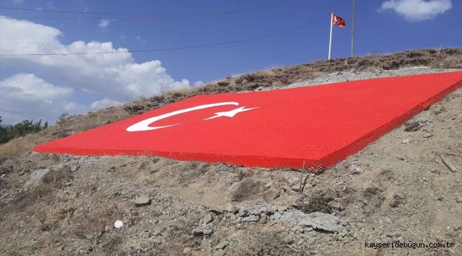 Sivas'ta köylüler, 58 metrekare büyüklüğünde beton Türk bayrağı yaptı 