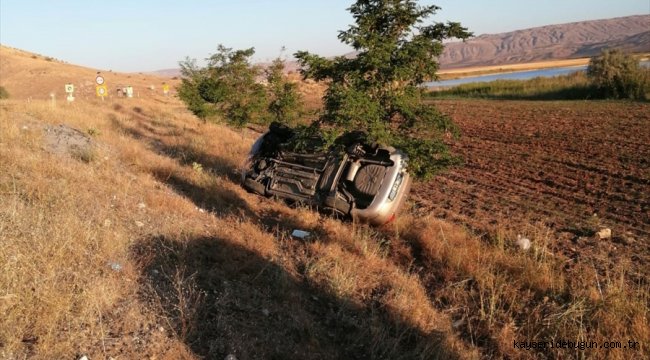 Sivas'ta otomobil devrildi: 3 yaralı 