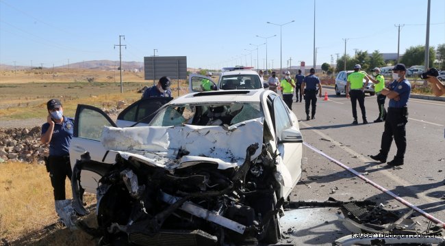 Sivas'ta otomobil ile beton mikseri çarpıştı: 4 yaralı 