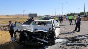 Sivas'ta otomobil ile beton mikseri çarpıştı: 4 yaralı 