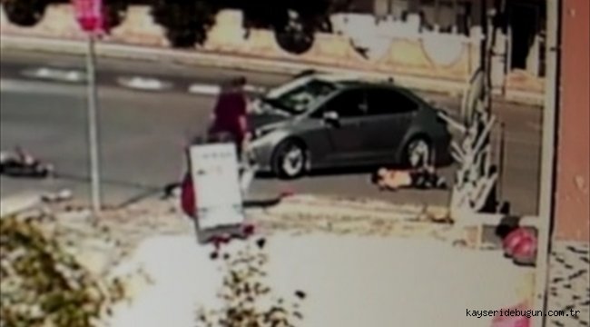 Sivas'ta otomobilin bisiklet sürücüsüne çarptığı kaza anı kamerada
